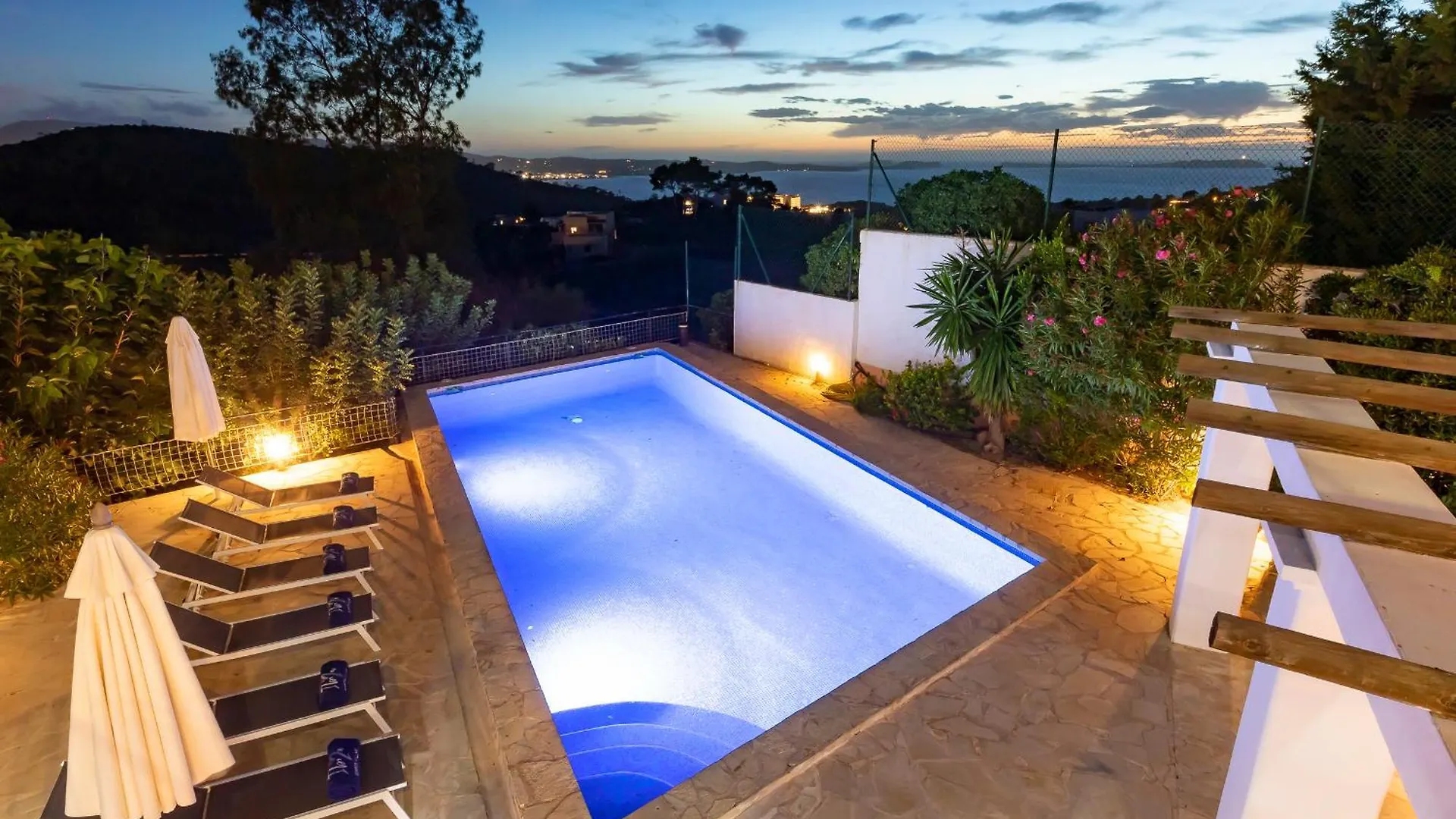 Villa Near San Antonio Sleeps 11 0*, San Antonio (Ibiza)